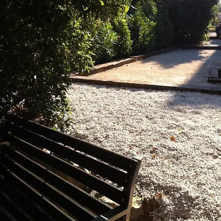 Les Camelias De Julienne Nyaraló